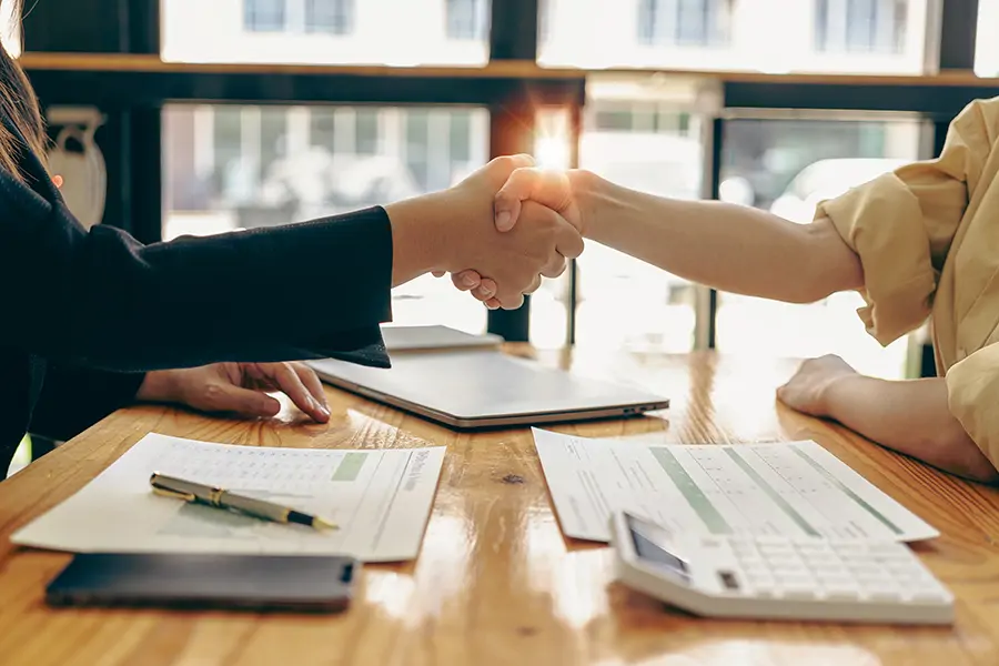 Two people in a calm negotiation discussion